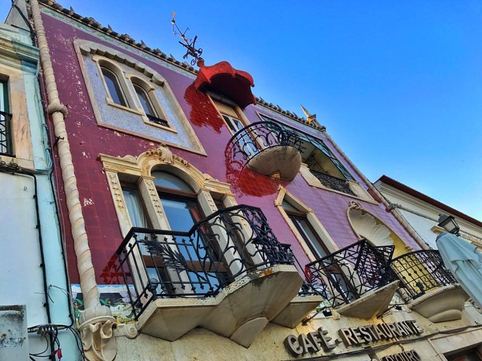 Fachada del Cafe?-Aguias-de’Ouro.